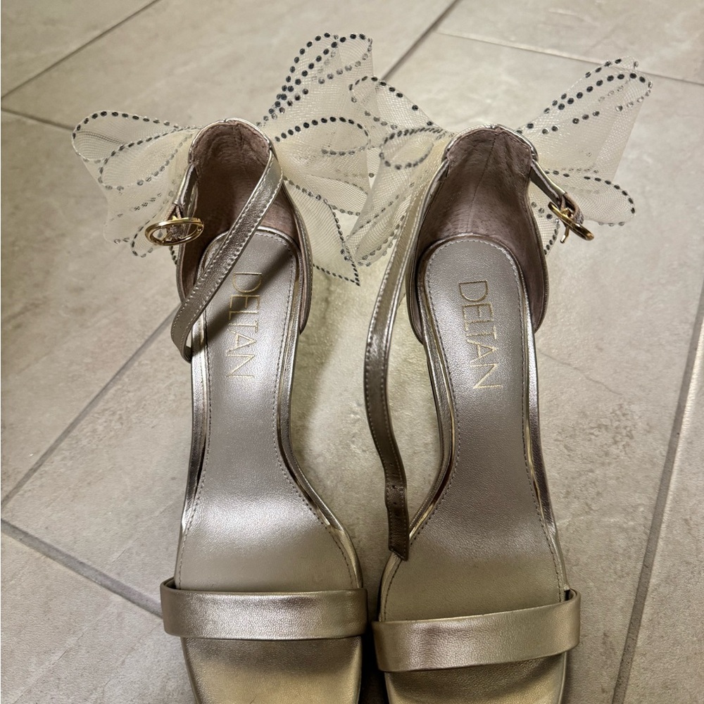 Deltas Gold Women's Heels with Bow Detail
